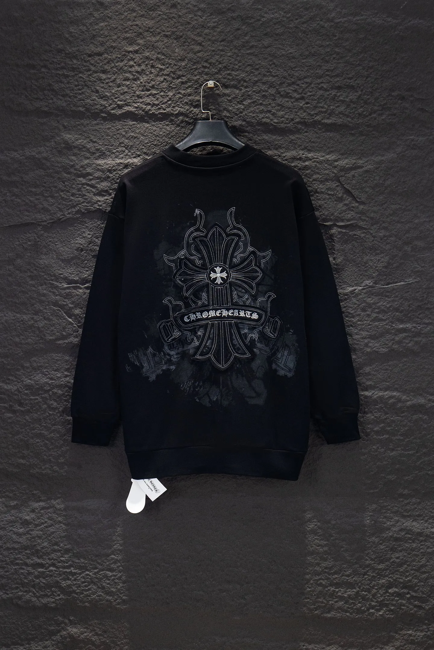 P260 🆕Chrome Hearts new embroidered patch printed sweatshirt. The os version is really charming. Chrome Hearts is really a must-have. Each season's new version is the best. It is very practical and can be worn casually. Nice✔️ - ⚠️100% cotton. Made of custom-dyed terry cotton sweatshirt surface, 420g double-ply double yarn, comfortable to the touch. Made from imported knitting needle carded cotton, the thickness is moderate, drapey and contoured, making the upper body comfortable! ! It is very tolerant for fat body types and can instantly slim down by five inches when put on. The back panel #embroidery adopts imported Tajima high-density heavy industry embroidery technology. The fonts are three-dimensional and full. The front panel is made of direct-injection digital printing environmentally friendly glue material and mechanized printing process. Mechanical printing has high precision, the positioning accuracy can reach ±0.02mm, and the quality is stable.  The neck strap is made of pure cotton and is one piece. It has no color difference and will not deform. In the past two years, the oversize version has become the focus of the trend and has been a popular staple in the past two years. The change of designers has made this brand an instant hit. The progressive fashion of the times also needs the blood impact of fresh elements and trendy designs in order to continue its glory! It’s stylish both inside and outside, a must-have for high street travel! An absolute "eye-catching style" that can match couples 💏 Color: Black Size: S M L XL